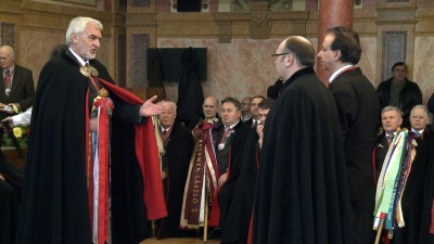 Vállukra vették a százráncú köpenyt